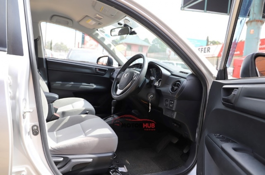 Toyota Axio Hybrid 2015