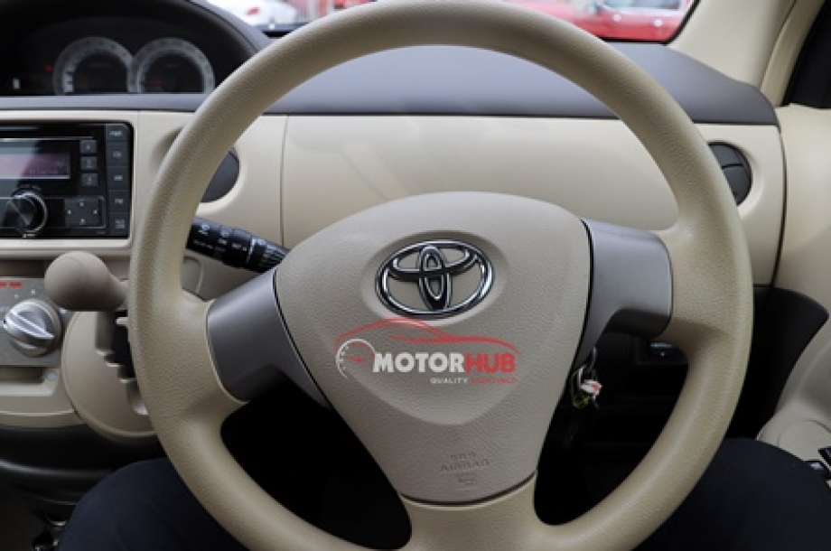 Toyota Sienta 2015