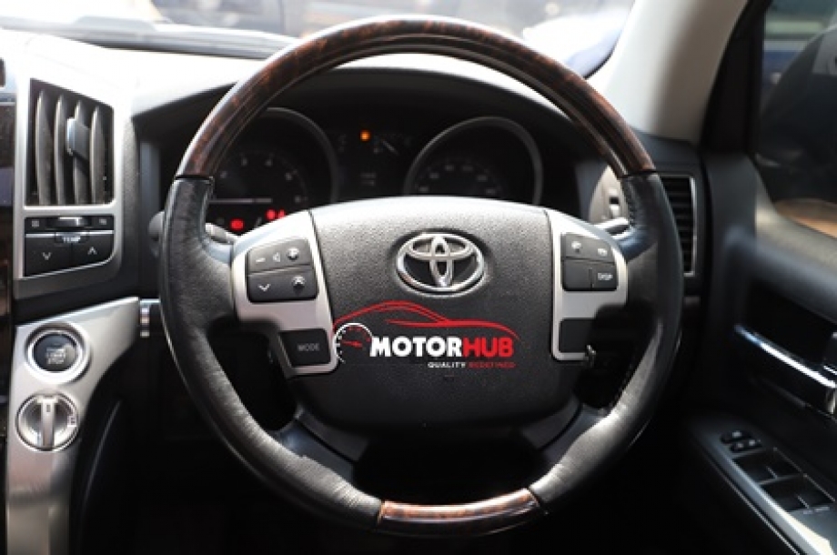 Toyota Land Cruiser V8 2014