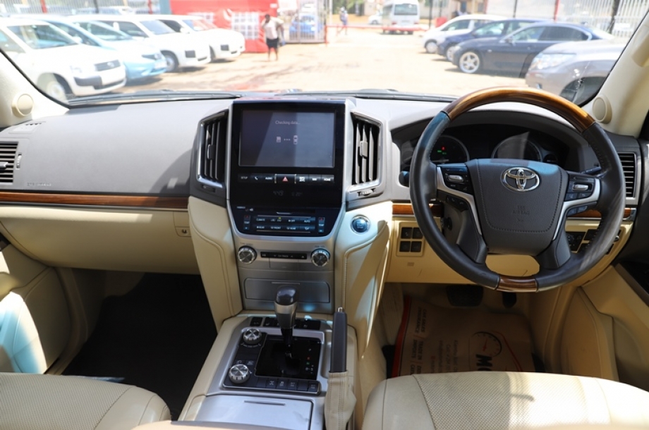 Toyota Land Cruiser V8 Sahara 2016
